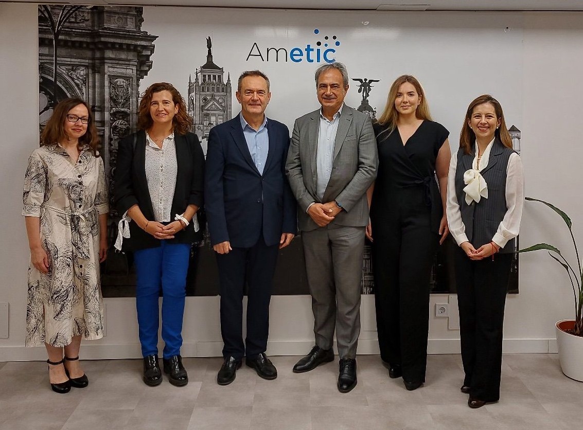 María Luque con la comisión de Innovación y Emprendimiento de AMETIC