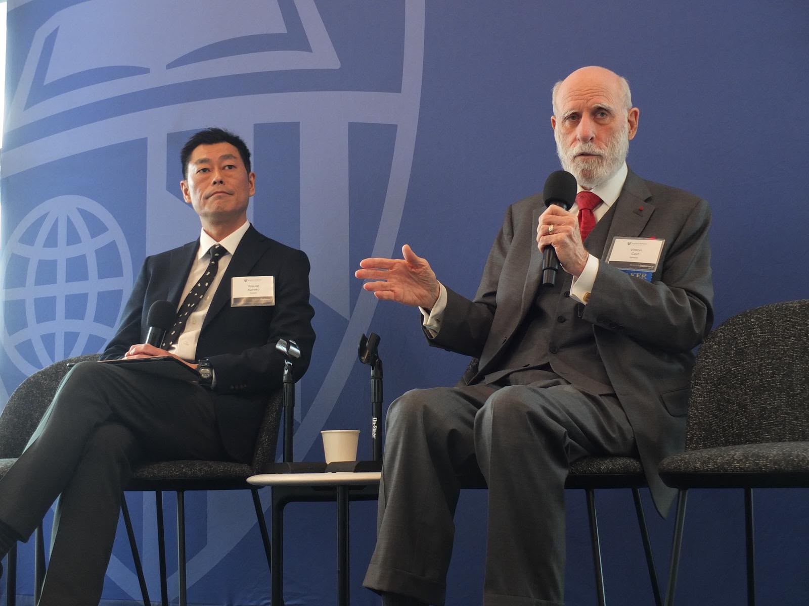 Vinton Cerf y Yosuke Kaneko en un panel sobre internet interplanetario