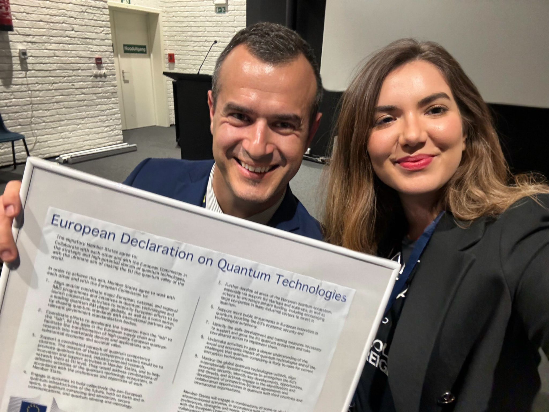 María Luque holding the European Declaration on Quantum Technologies in Kyoto